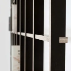 Libreria da parete in legno Schlagseite