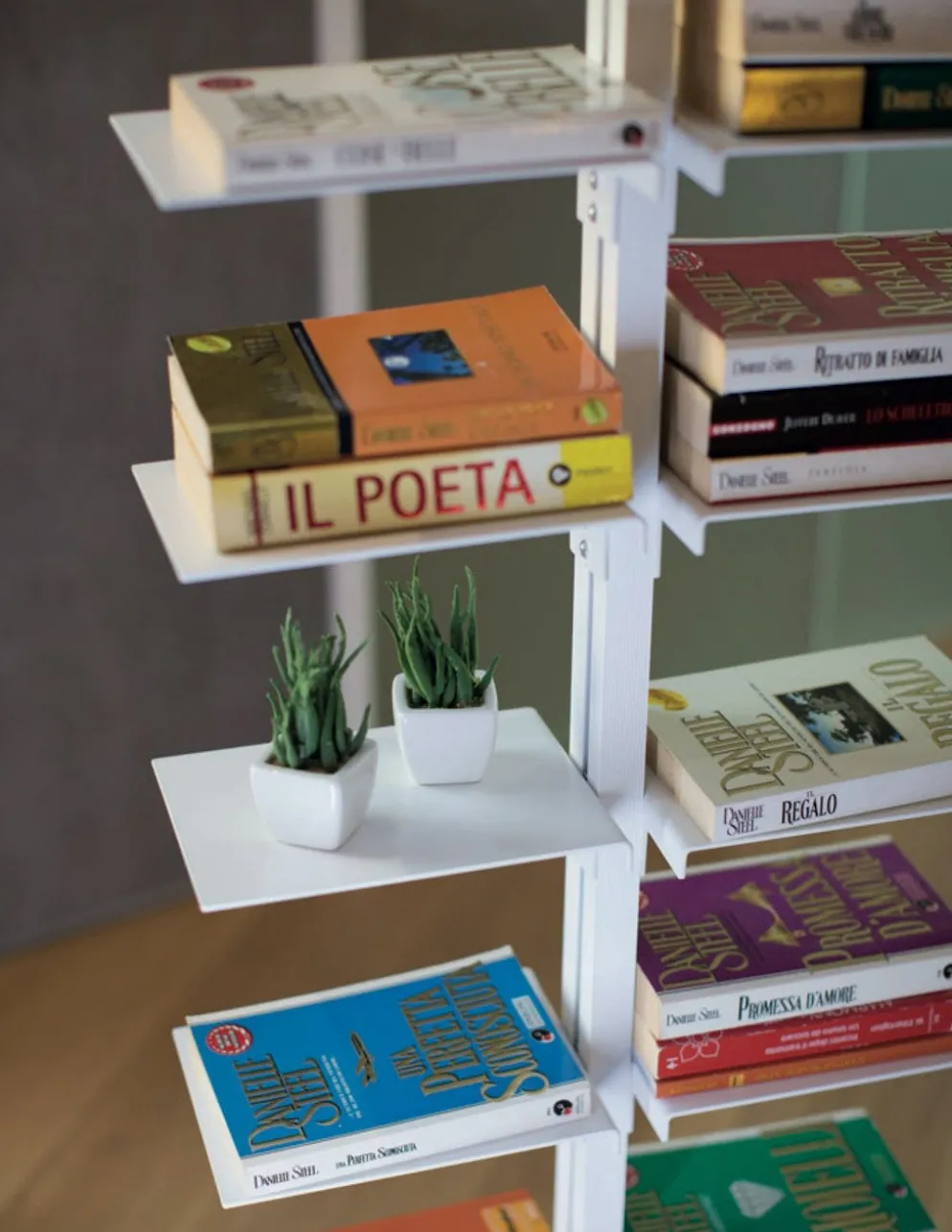 Libreria verticale da parete in metallo Dotto