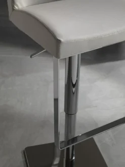 Sgabello design in ecopelle Hamilcar