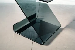 Tavolino lato divano in vetro curvato Bram Fumè